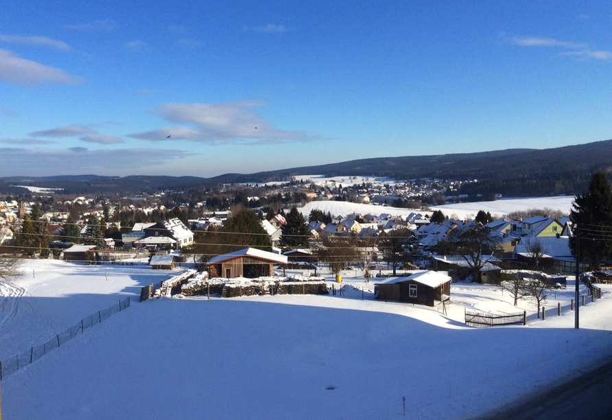 Genießen Sie den herrlichen Ausblick vom Hotel über die schöne Winterlandschaft.