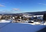 Genießen Sie den herrlichen Ausblick vom Hotel über die schöne Winterlandschaft.