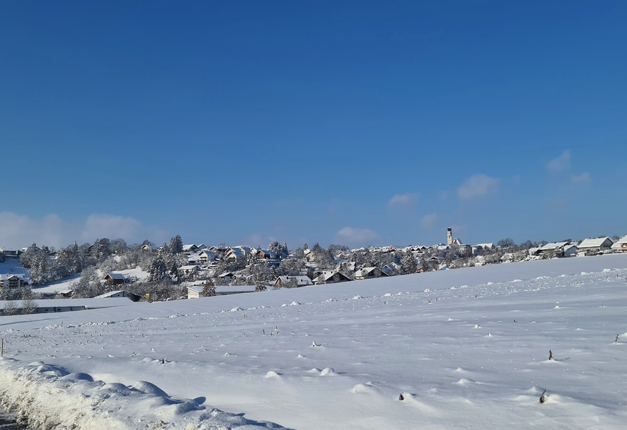 Die schneebedeckte Winterlandschaft rund um Bad Griesbach ist atemberaubend schön.