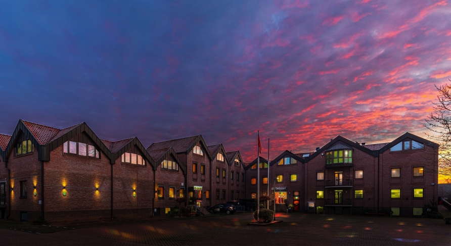 Außenansicht des Hotels am Abend