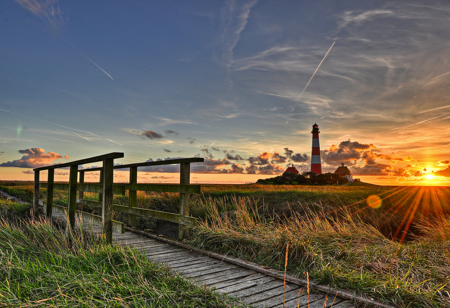 Der Leuchtturm Westerheversand ist das Wahrzeichen der Nordsee und ein Ort voller Magie.