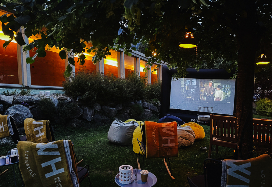 Freuen Sie sich auf regelmäßige Themenabende, wie z. B. eine Outdoor-Kino-Veranstaltung.