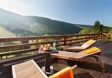 Auf der Terrasse des Hotels können Sie entspannen und den Panoramablick genießen.