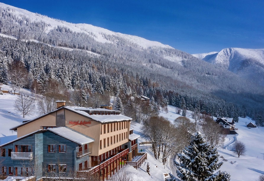 Im Winter verwandelt sich die Landschaft rund ums Hotel in ein Schneeparadies.