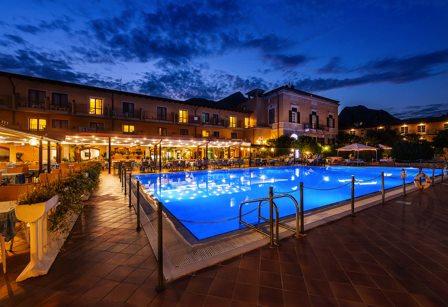 Genießen Sie die romantische Atmosphäre in Ihrem Urlaubshotel am Gardasee.