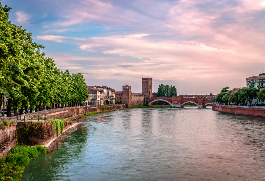 Verona – die Stadt von Romeo und Julia – mit der Burg Castelvecchio im Hintergrund