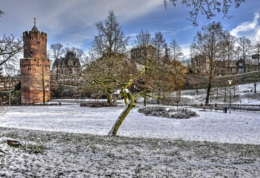Der verschneite Kronenburgerpark mit dem Pulverturm in Nijmegen