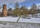 Der verschneite Kronenburgerpark mit dem Pulverturm in Nijmegen