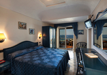 Beispiel eines Doppelzimmers Meerblick im Hotel Sorriso Thermae Resort & SPA