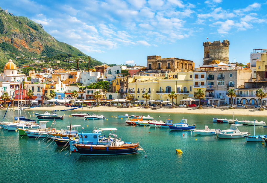 Der Hafen von Forio d'Ischia erstrahlt in wundervollen Farben.