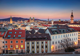 Die schöne Donaustadt Linz liegt nur rund 20 km von Ihrem Hotel entfernt und ist einen Ausflug wert!