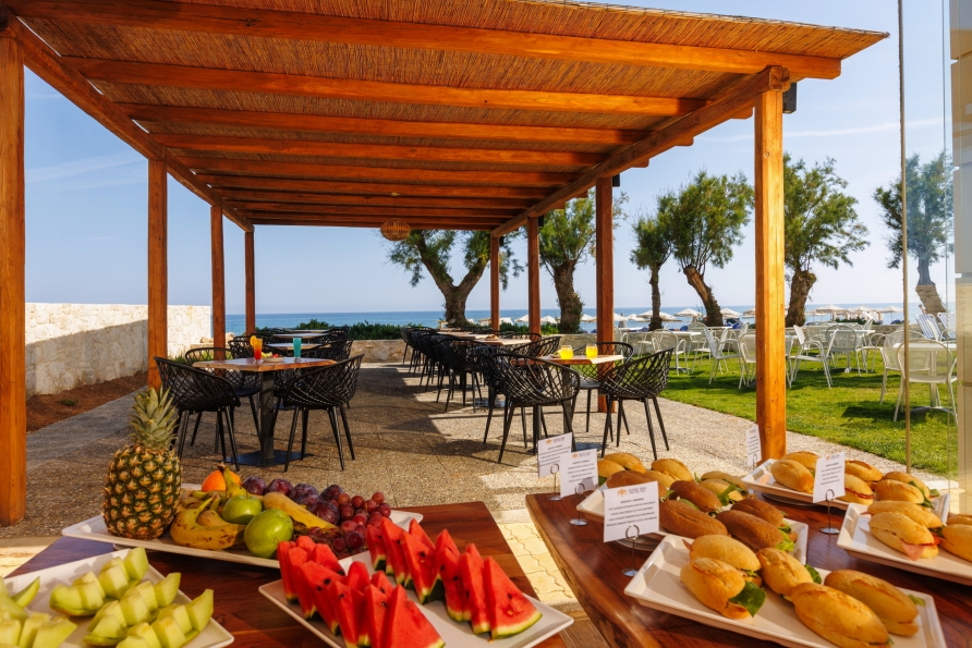 In der Poolbar werden neben erfrischenden Getränken auch köstliche Snacks serviert.
