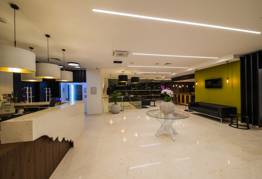 Die Lobby des Boutique Hotels Esplanade empfängt Sie in modernem Ambiente.