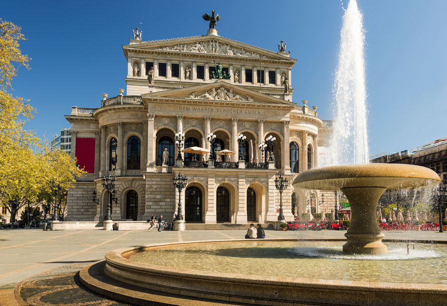 Der Alten Oper in Frankfurt sollten Sie einen Besuch abstatten.