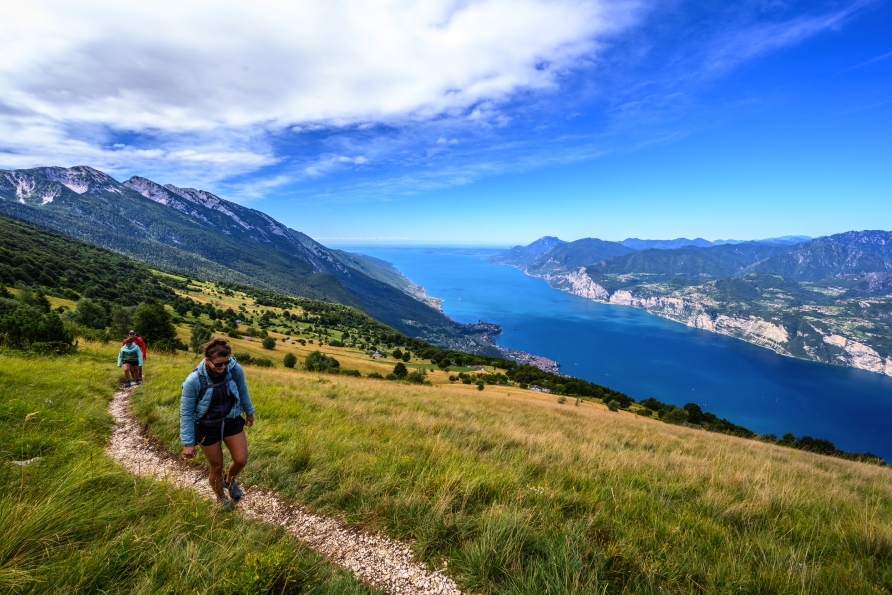 Ein atemberaubender Ausblick auf den See erwartet Sie auf der Spitze des Monte Baldo.