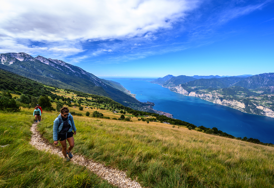 Ein atemberaubender Ausblick auf den See erwartet Sie auf der Spitze des Monte Baldo.