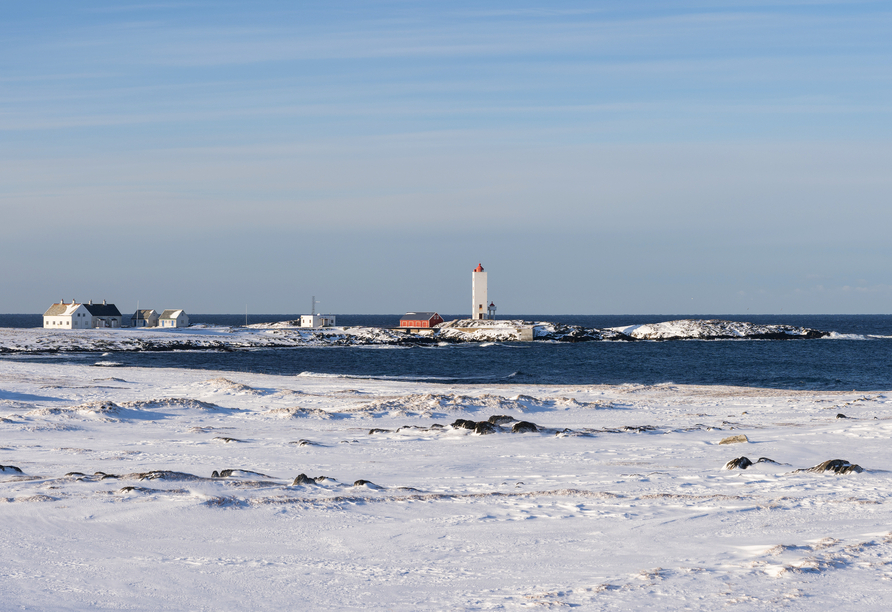 Der Kjølnes Leuchtturm in einer Winterlandschaft bei Berlevåg