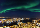 Mit etwas Glück sehen Sie auf Ihrer Reise die berühmten Nordlichter – wie hier über Tromsø.