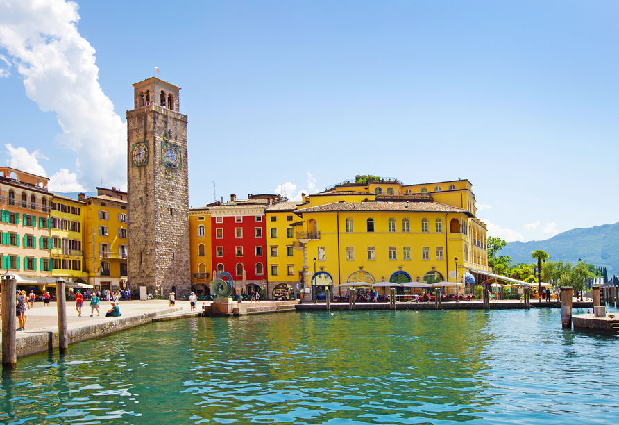 Die lebhafte Stadt Riva del Garda wird Sie verzaubern.