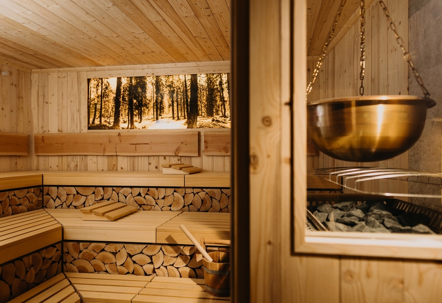 Genießen Sie die wohltuende Wärme der Sauna.