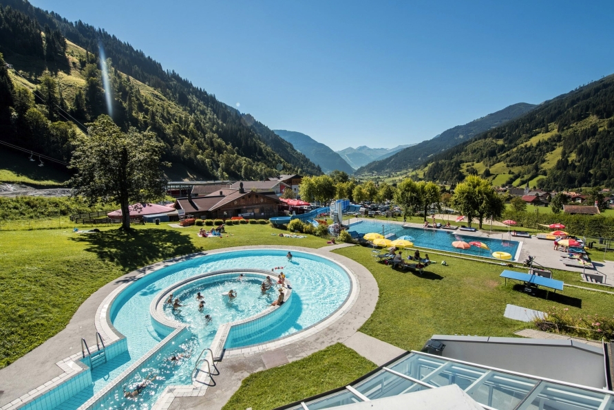 Verbringen Sie einen Tag im Solarbad Gastein und genießen Sie bei schönem Wetter die atemberaubende Aussicht auf die Berge.
