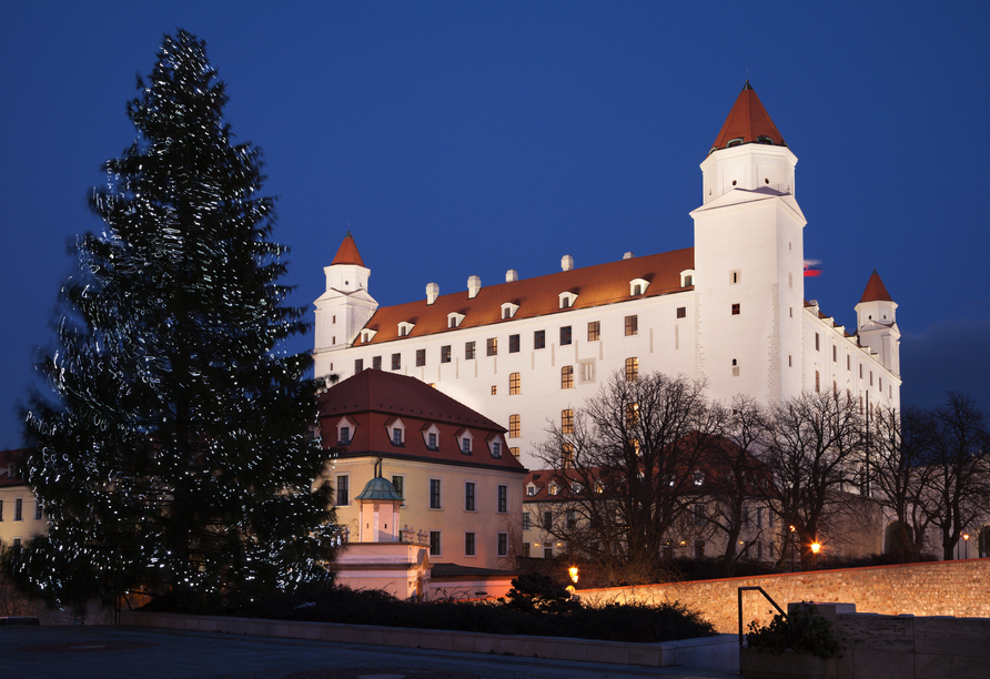 Die Burg Bratislava mit Weihnachtsbaum