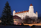 Die Burg Bratislava mit Weihnachtsbaum