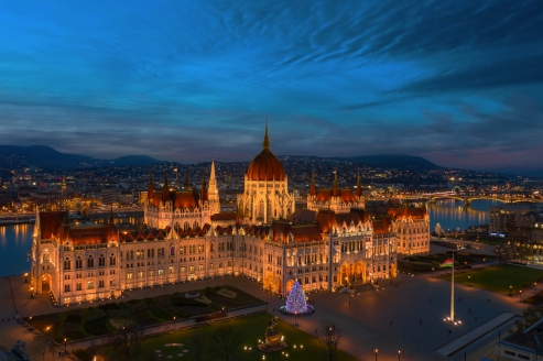 Das Parlamentsgebäude in Budapest erstrählt während der Adventszeit in besonderem Glanz.