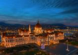 Das Parlamentsgebäude in Budapest erstrahlt während der Adventszeit in besonderem Glanz.