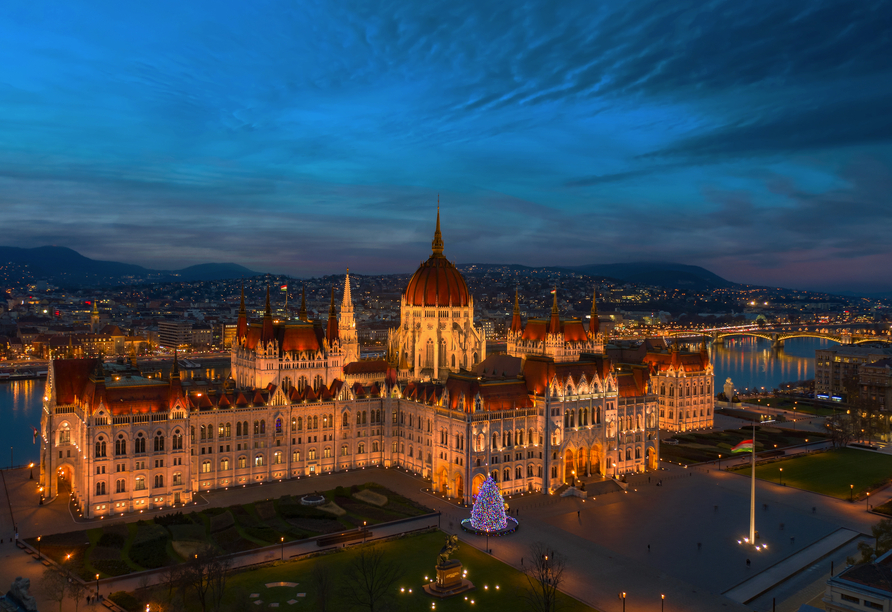 Das Parlamentsgebäude in Budapest während der Adventszeit