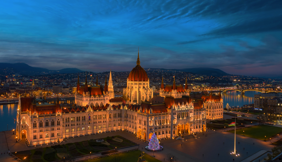Das Parlamentsgebäude in Budapest erstrahlt während der Adventszeit in besonderem Glanz.