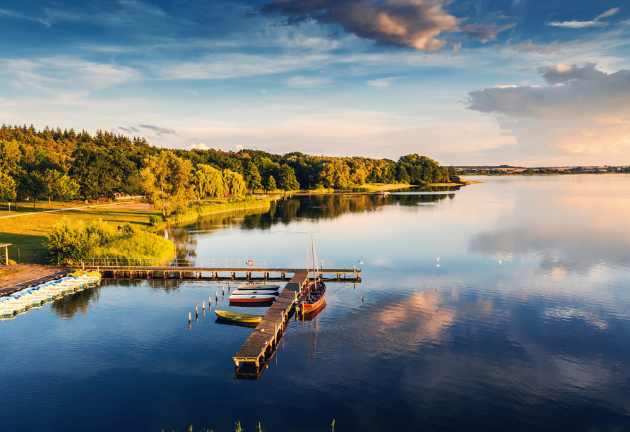 Der Inselsee in Güstrow lädt zum Wandern, Radfahren und Schwimmen ein.