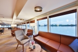Betrachten Sie die vorüberziehende Landschaft in der Panorama-Lounge an Bord von Antonia.