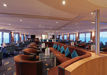Bewundern Sie die vorbeiziehenden Landschaften in der Panorama-Lounge an Bord von Amelia.