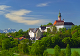 Das Kloster Andechs mit der Alpenkette im Hintergrund ist ein tolles Ausflugsziel.