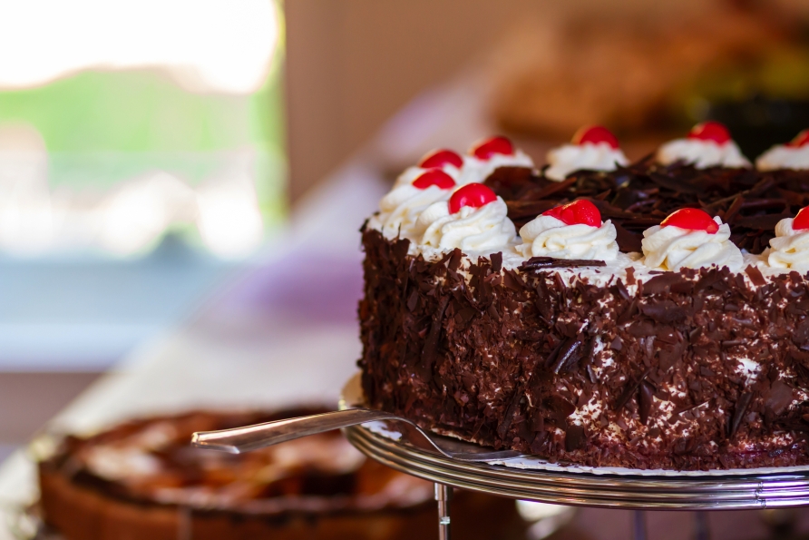 Lassen Sie sich unbedingt auch mit den Schwarzwälder Köstlichkeiten wie Schwarzwälder Kirschtorte verwöhnen.
