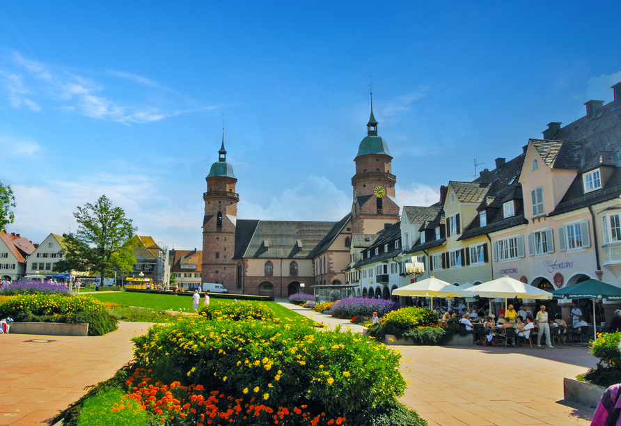 Am weitläufigen Marktplatz von Freudenstadt finden Sie eine gute Auswahl an inhabergeführten Geschäften, Eiscafés und vielem mehr.