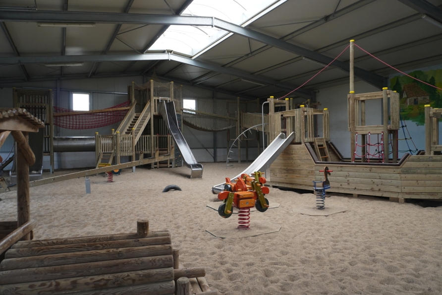 Auf dem Indoorspielplatz können sich die kleinen Gäste austoben.