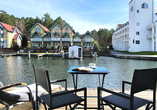 Das Precise Resort Hafendorf Rheinsberg ist von Wasser umgeben.