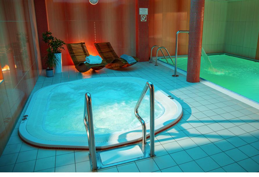 Der Whirlpool und das Hallenbad im Wellnessbereich des Hotels Paula Wellness & Spa