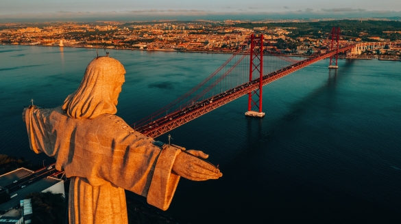 Das Highlight Ihrer Kreuzfahrt ist Lissabon. Besuchen Sie die Cristo Rei Statue mit Ausblick auf die Stadt und die Brücke des 25. April.