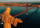 Das Highlight Ihrer Kreuzfahrt ist Lissabon. Besuchen Sie die Cristo Rei Statue mit Ausblick auf die Stadt und die Brücke des 25. April.