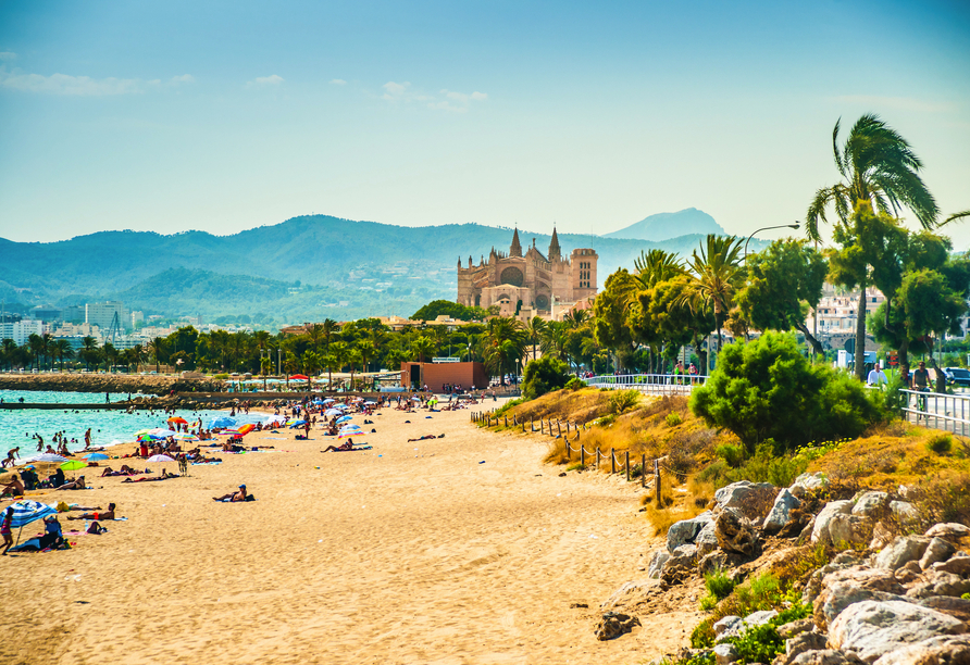 Vor Ihrer Kreuzfahrt entspannen Sie an der Playa de Palma auf Mallorca.