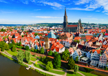 Statten Sie der wunderschönen Stadt Ulm mit dem höchsten Kirchturm der Welt einen Besuch ab.