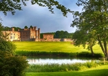 Das wunderschöne Wasserschloss Leeds Castle, eingebettet in eine Parklandschaft.