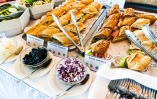 Köstliche Snacks bekommen Sie nach der Einschiffung serviert.