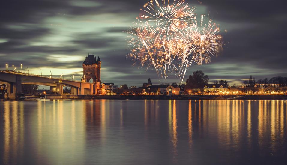 Nach Ihrem Halt in Mannheim oder Worms erwartet Sie eine rauschende Silvesterfeier an Bord und das Feuerwerk über dem Rhein.