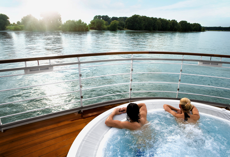 Entspannen Sie im Whirlpool an Bord und genießen Sie die vorbeiziehende Landschaft. 