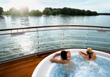 Entspannen Sie im Whirlpool an Bord und genießen Sie die vorbeiziehende Landschaft. 