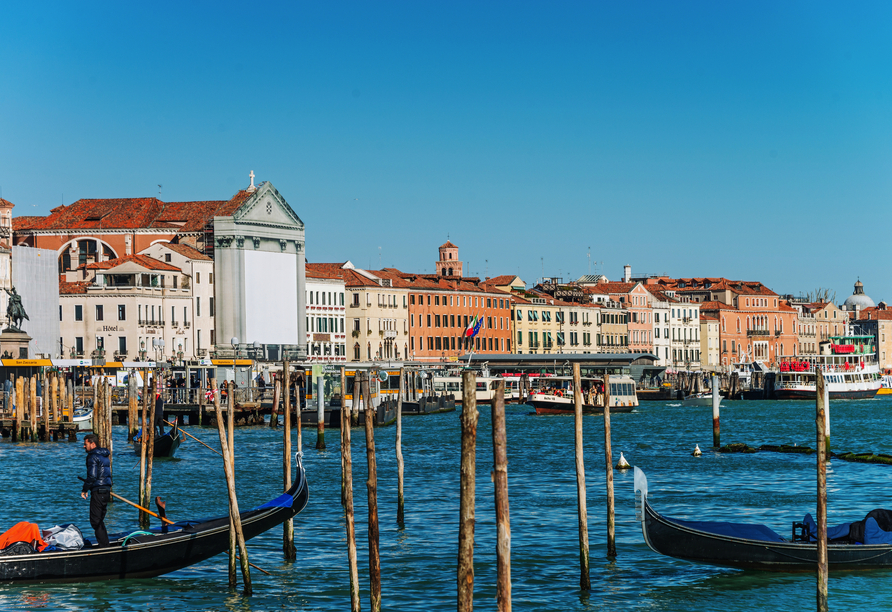 Nach Riva Degli Schiavoni fahren Sie mit dem Schiff bei Ihrem unvergesslichen Besuch in Venedig.